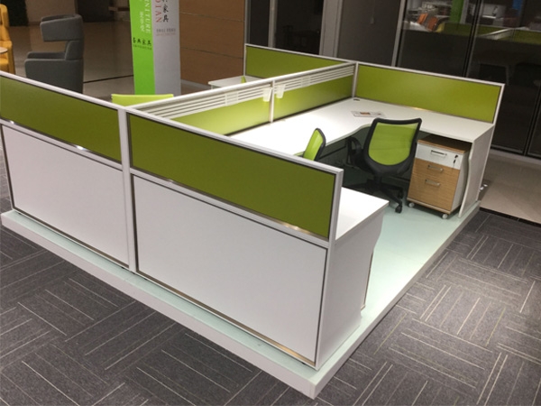 辦(bàn)公(gōng)屏風卡位桌